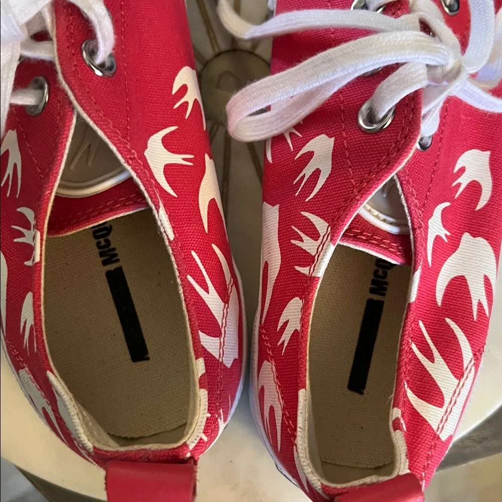 🛑 1 hour sale. Alexander McQueen McQ, 7.5, Magenta &  White Swallows, Sneaker